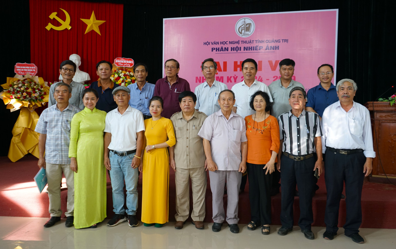 C&aacute;c đại biểu tham dự đại hội chụp ảnh lưu niệm - Ảnh: L.T